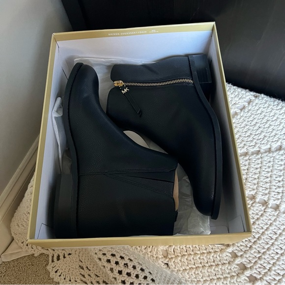 NWB Michael Kors BRITT ANKLE BOOT Womens size 9 Black Bootie Gold Zip Flat Shoes - Picture 14 of 14